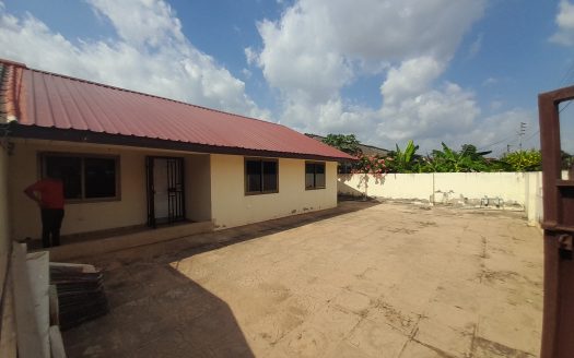 2 bedroom house to let at Oyarifa.