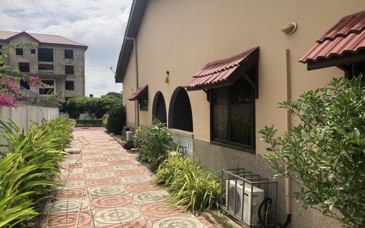 8 bedroom house for sale at School junction, Botwe.