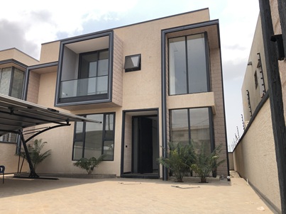 4 bedroom with a mini-swimming pool for sale.