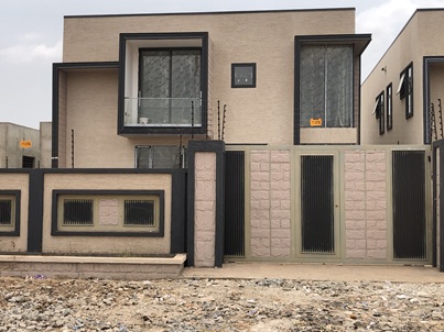 4 bedroom with a mini-swimming pool for sale.